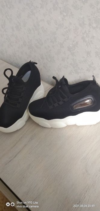 Кроссовки срочно