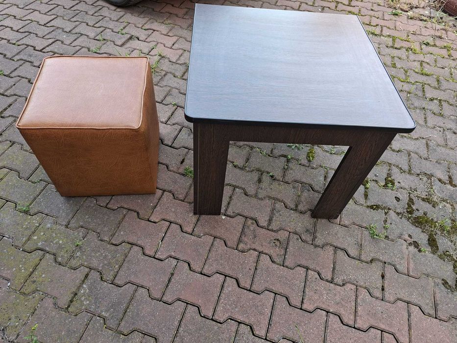 Taburete si mese ca noi