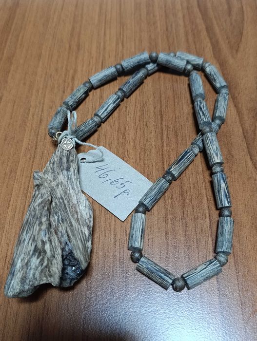 Колие с висулка от агарово дърво