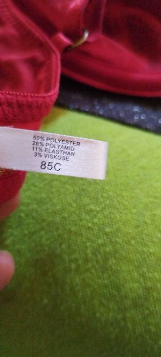 Sutien rosu cu dantela de la: Desiree! Marimea 85C! Purtat doar o data