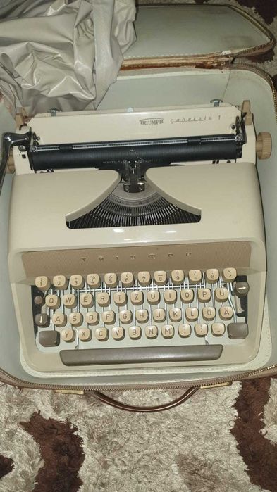 masina de scris cu geanta