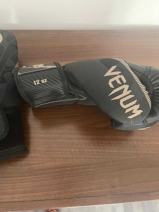 MĂNUȘI BOX VENUM IMPACT marime 12oz, foarte putin utilizate