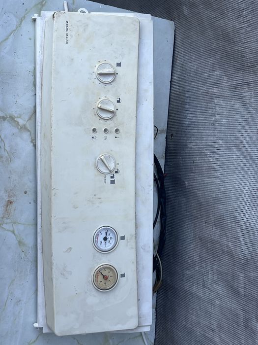 Immergas Zeus Maior Vând panou automatizare complet pentru centrală termică. Se vinde exact cum se vede în poze: placa electronică de comandă montată
