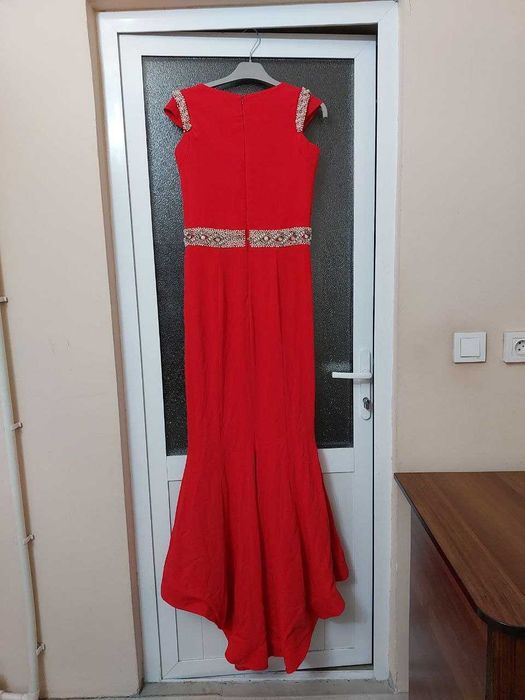 Платье  вечернее красное  брендовое . Материал  Барби с  шлейфом