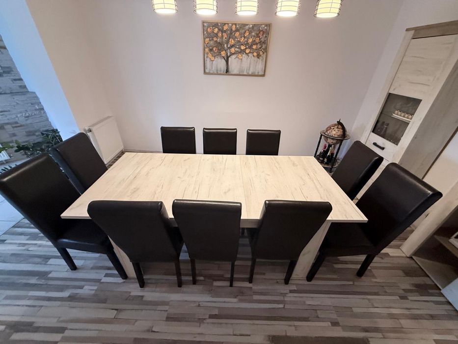 Masă extensibilă cu 10 scaune maro inchis