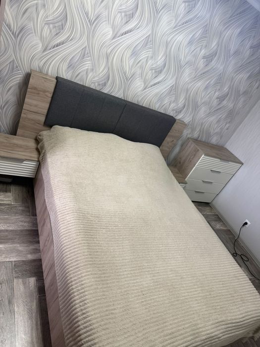 Кровать с двумя встроенными тумбами, размер 200×140 и новый матрас