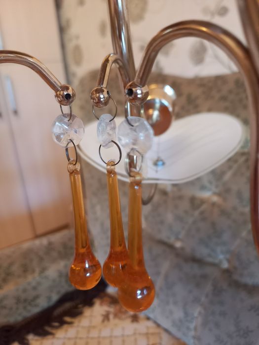 Продам люстру с тремя лепестками.