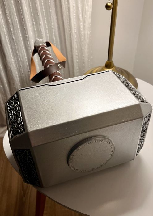 Vând ciocanul lui Thor (Mjolnir)