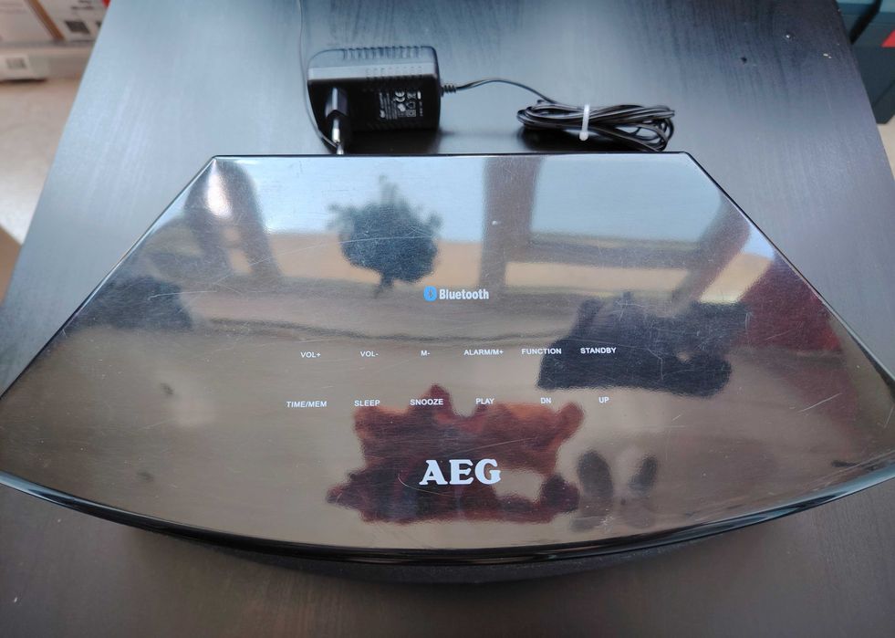 Radio AEG cu ceas si bluetooth