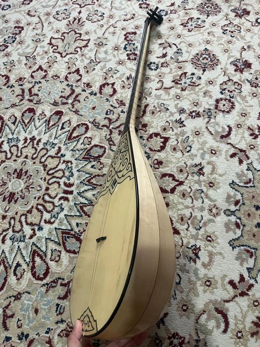 Домбыра сатылады.