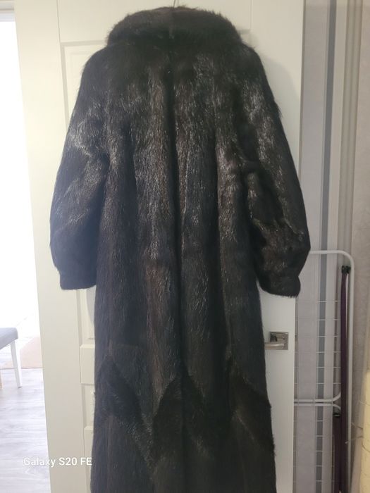 Шубы нутриевые,  в количестве 2