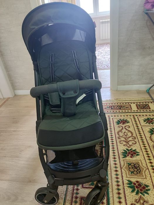 Коляска детская  зелёного цвета