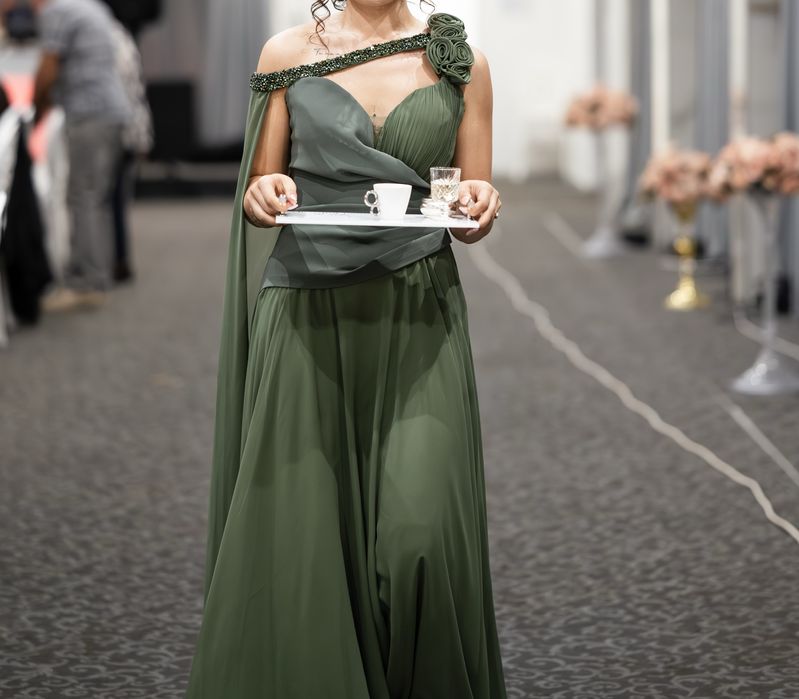 Официална рокля – маслено зелена, с едно рамо