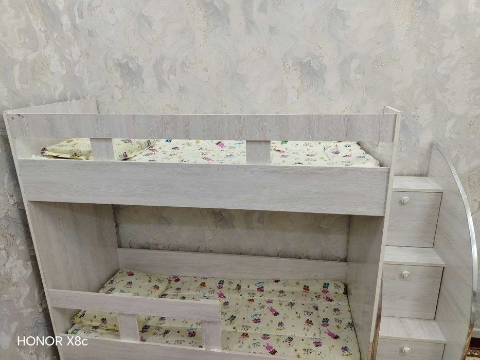 Bolalar uchun ikki qavatli karavot