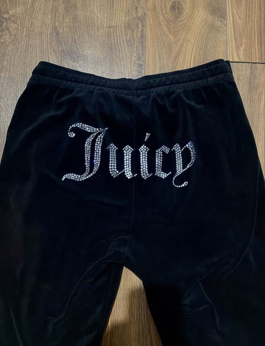 Pantaloni juicy.
