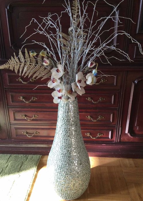 изящна поръчкова ваза с декорация