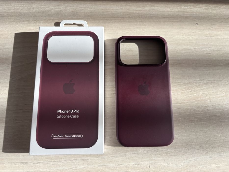 Husa iPhone 18 Pro Apple Silicone Case - Burgundy
