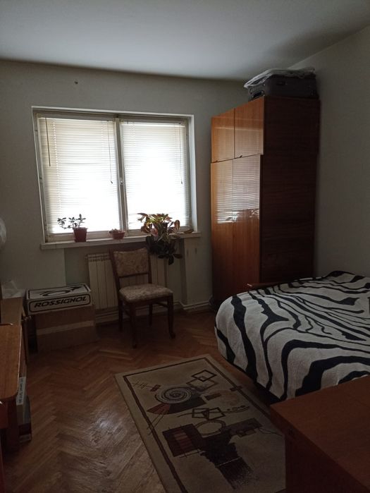 Vând apartament cu 3 camere zona scoala nr 2/BCR