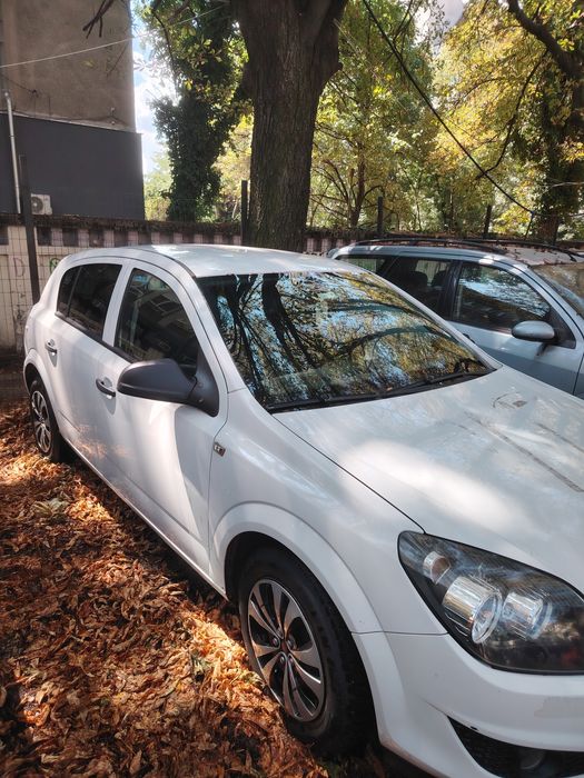 Опел Астра 2010г.Сменен съеденител, свещи. Нови гуми. 165000км.к