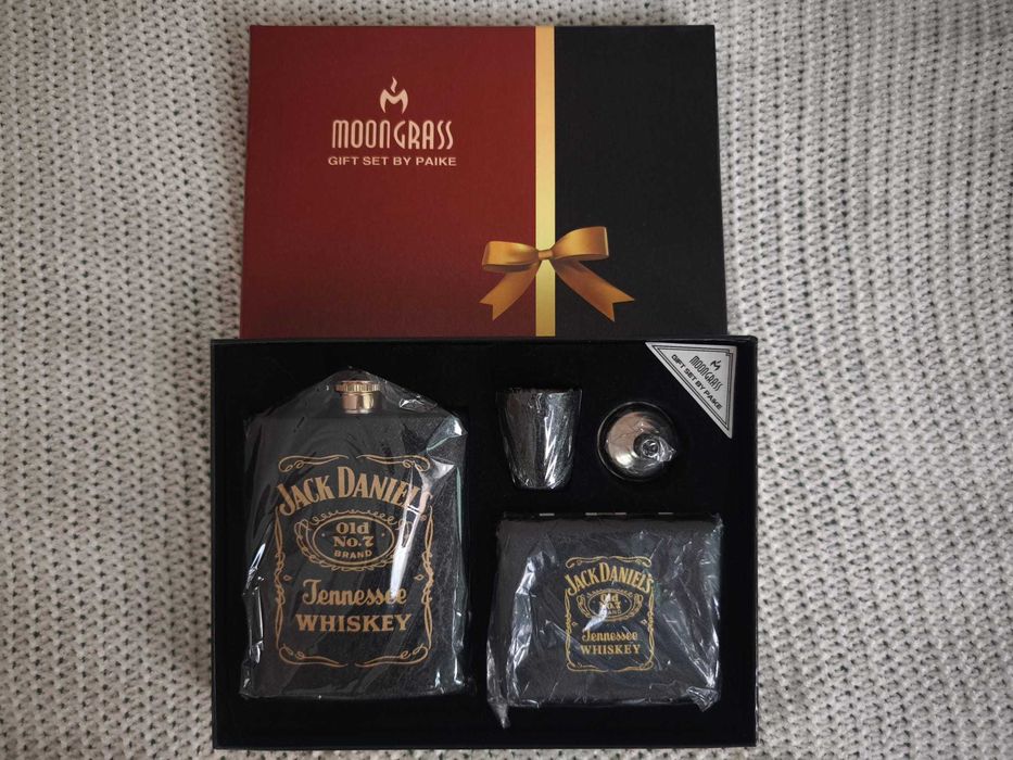 Премиум подаръчен комплект Jack Daniel’s: матово черна метална манерка + метална кутия за цигари (нов)