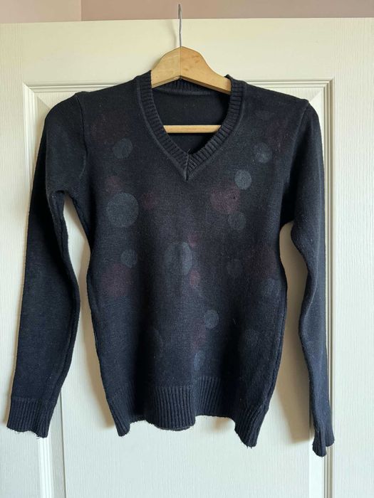 Пуловер с остро деколте