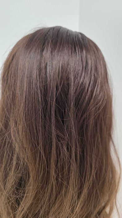 Perucă Haircube lungă ondulată șaten ombre – cărare pe mijloc