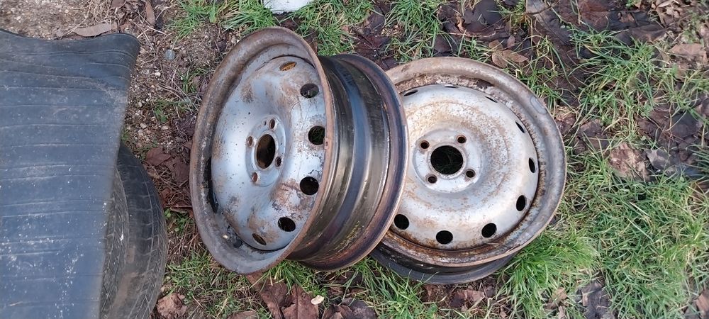 Vând  2 Cauciucuri cu Genți de Dacia logan