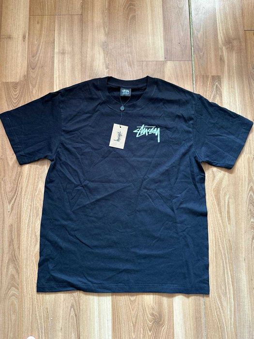 Tricou Stussy cu eticheta (nu Nike, Gucci, Adidas, Balenciaga)