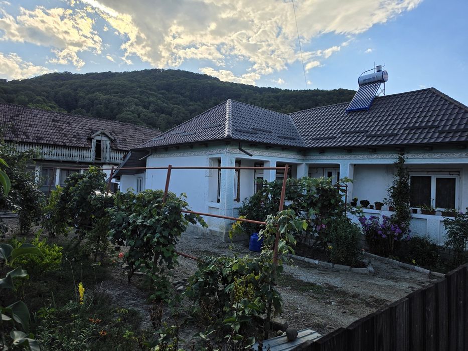 Casa de vânzare in Târgu Ocna plus teren 2700 mp