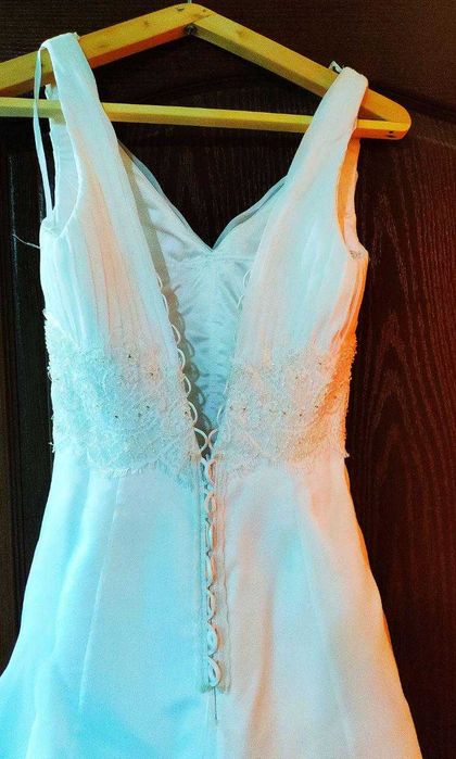 Продаю белое вечернее платье со шлейфом