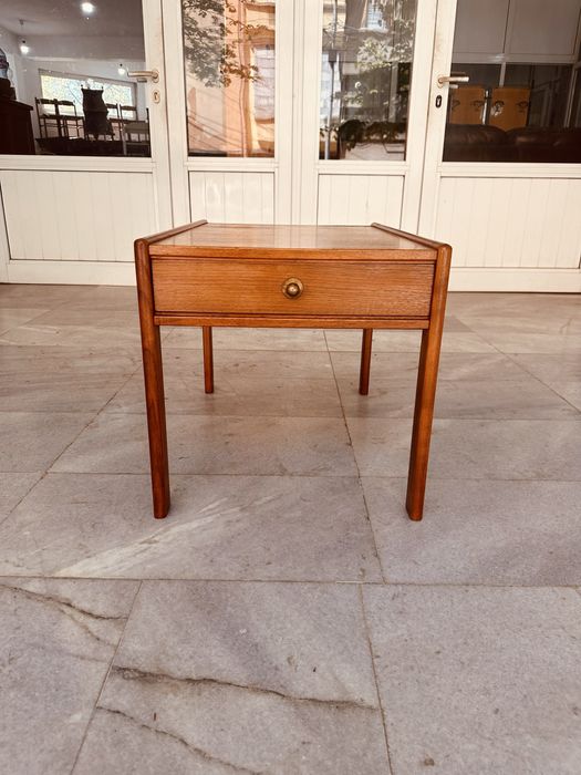 Винтидж масичка / нощно шкафче – teak, mid-century (60-те години)