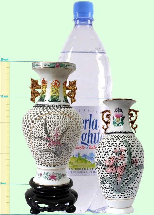 Vaze din porțelan chinezesc, traforat