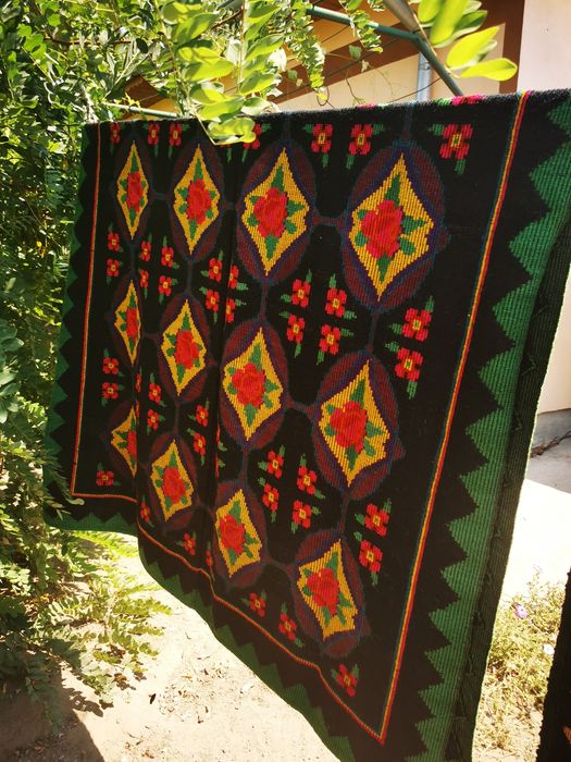 Covor traditional tesut manual, lana 100%, dimensiuni 240x144. Stare foarte buna, nu a fost folosit.