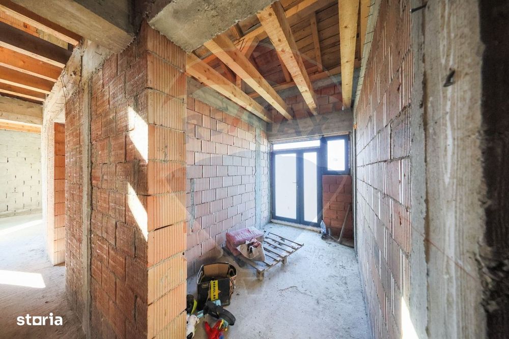 Duplex  la roșu cu 2 apartamente - 6 camere, terase generoase și curte