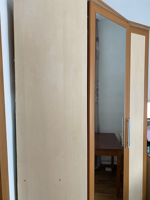 Угловой шкаф с зеркалом