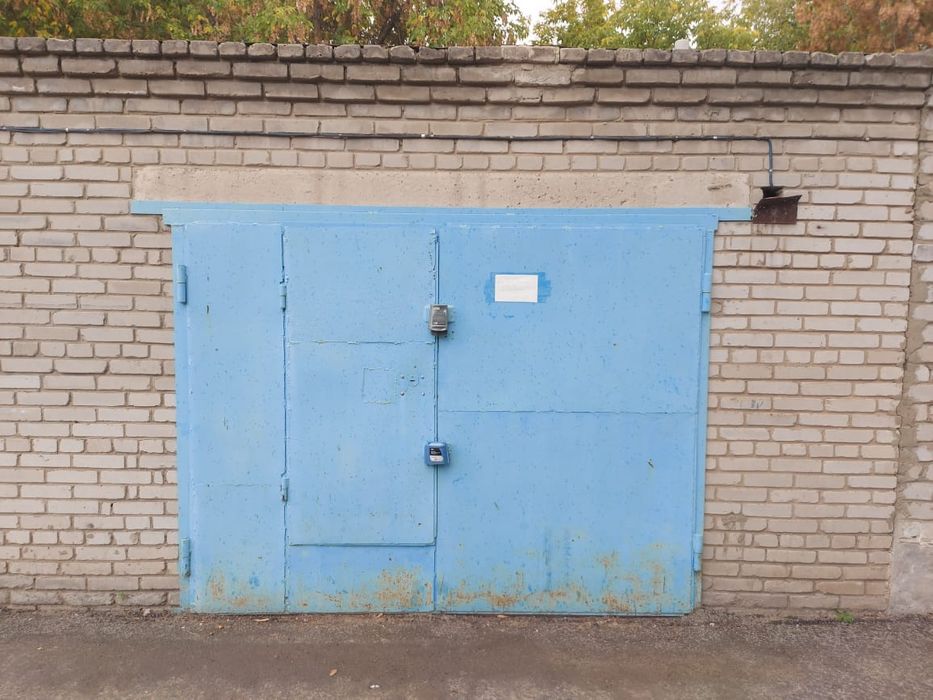 Гараж во дворе дома