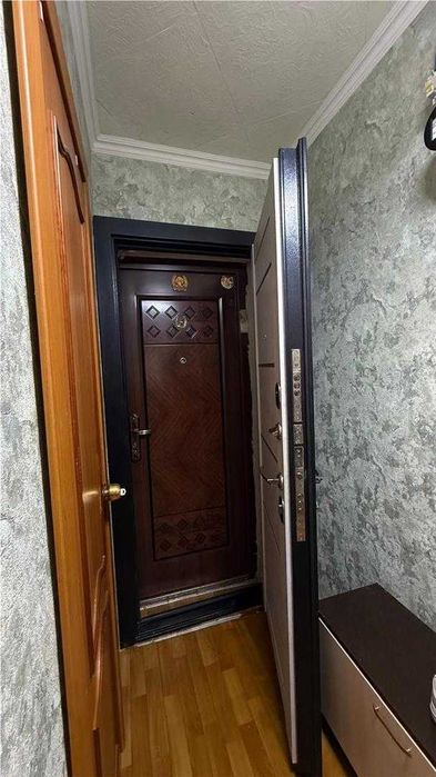 продам 2 комнатную с мебелью