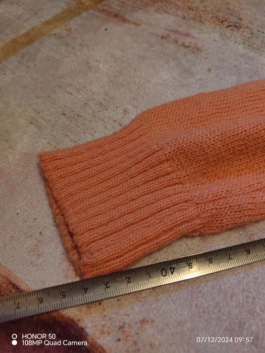 Дънки и пуловер.