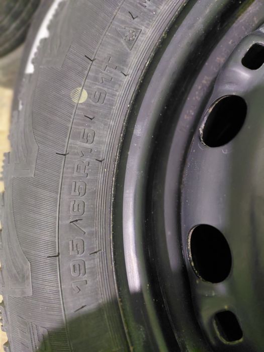 Продам комплект шин с дисками R15