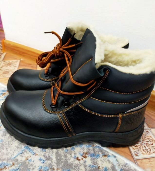 Продаётся спец обувь зимний за 10 тыс тг размер 43