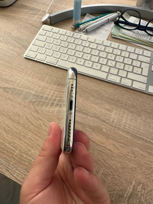 Продавам iPhone Xs 64GB - кутия , кабел , слушалки