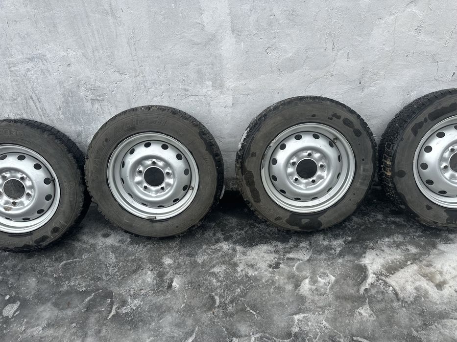 Продам комплект резины с дисками на ниву