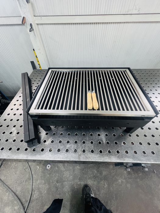 Gratar de gradina (metal) pe 2 nivele .