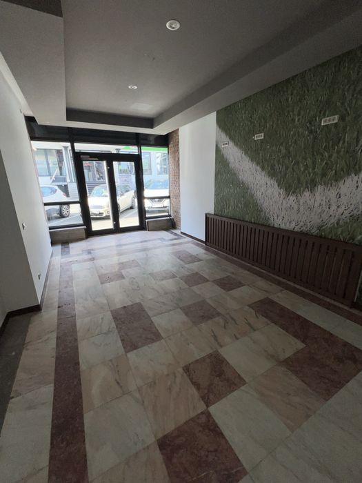 Inchiriez spatii comerciale , atat la parter cat si la etaj .