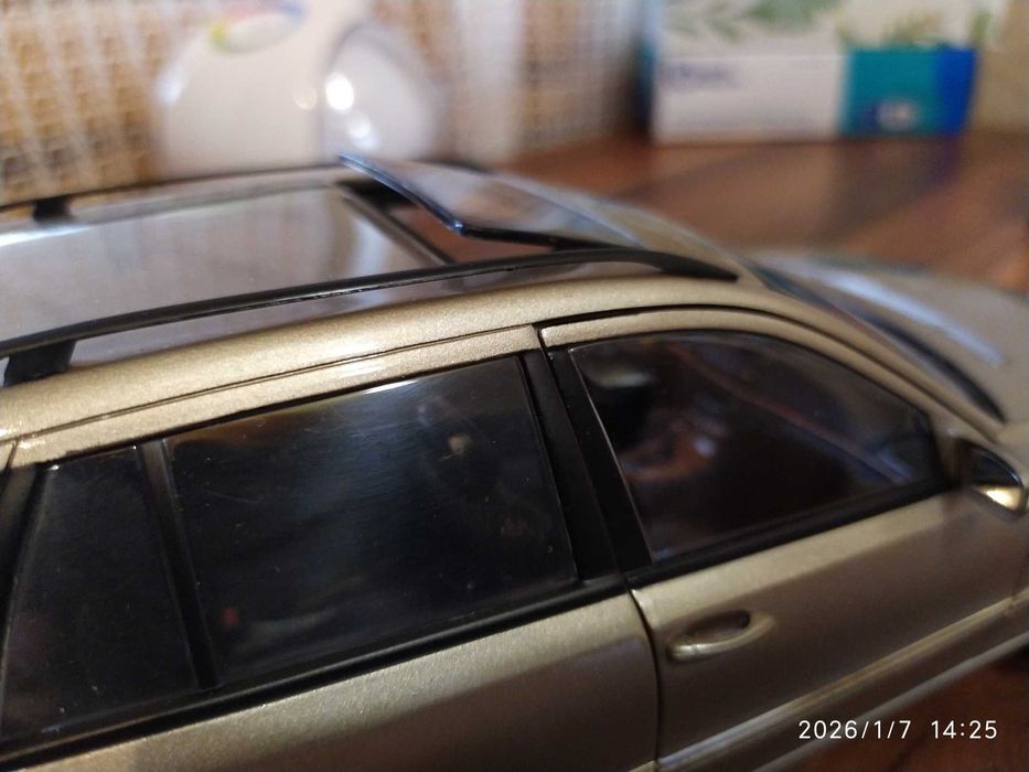 1:18 Метален модел на Mercedes Benz E320 T-Modell S211- Kyosho