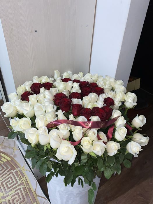 Белые розы ә әріпі жазылған ішінде