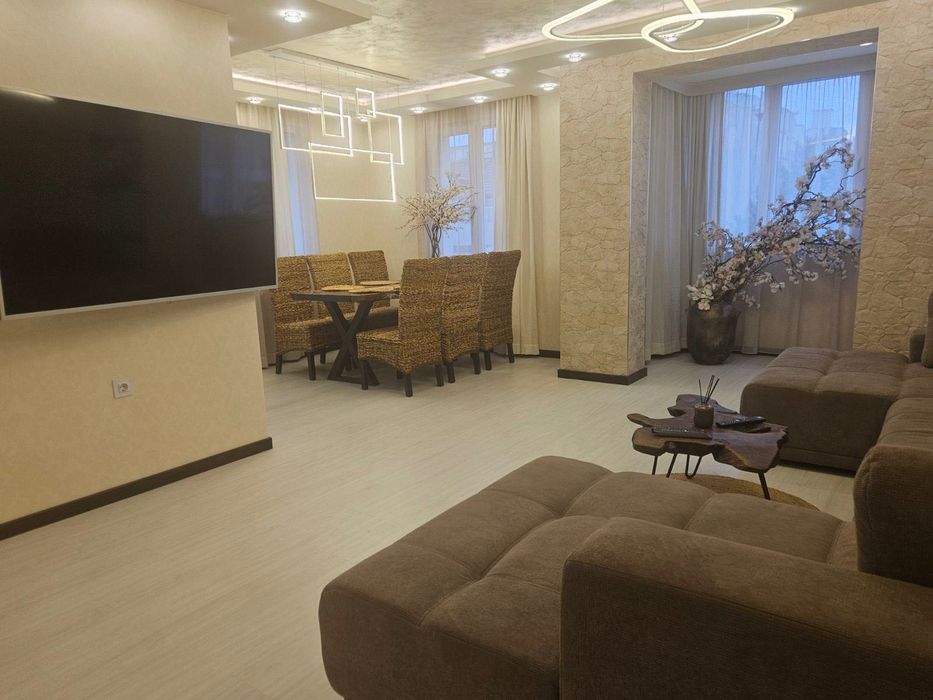 Дава се под наем Тристаен апартамент в Варна, Бриз - 100 кв.м за 1450 € - Снимка #8