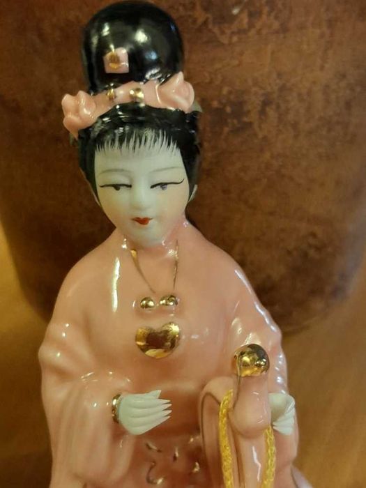 Продам  фарфоровые  статуэтки