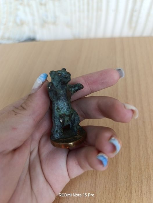 Рядка бронзова фигура на мече