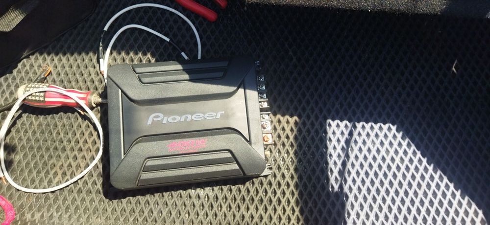 Продам сабвуфер pioneer с усилителем.